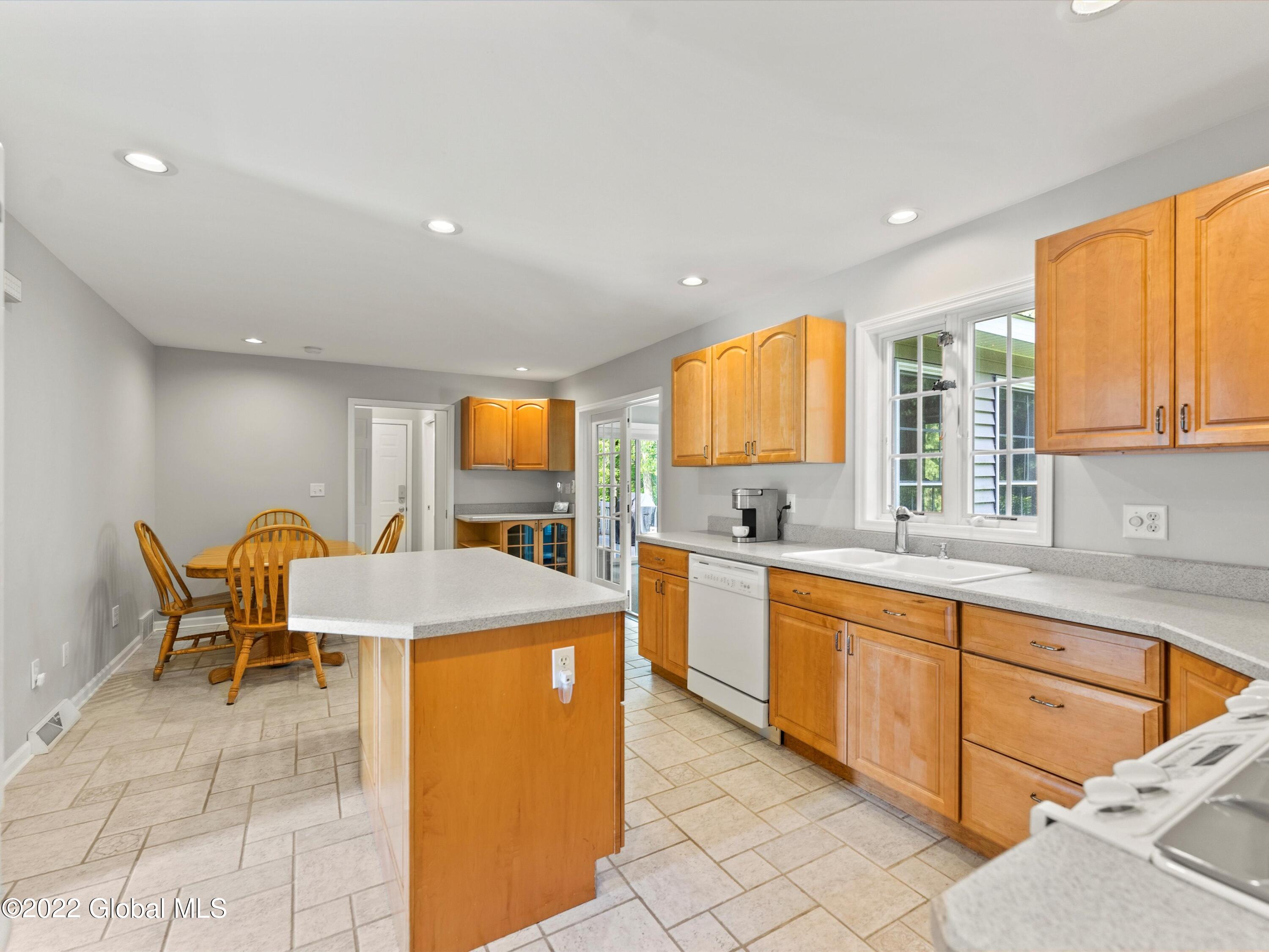14 Meadow Road Rexford, NY 12148 - Photo 11 of 43 22-DSC04676
