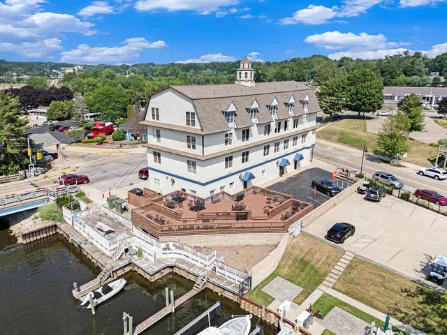 $329,900 | 532 Dyckman Avenue, Unit 6, South Haven, MI 49090