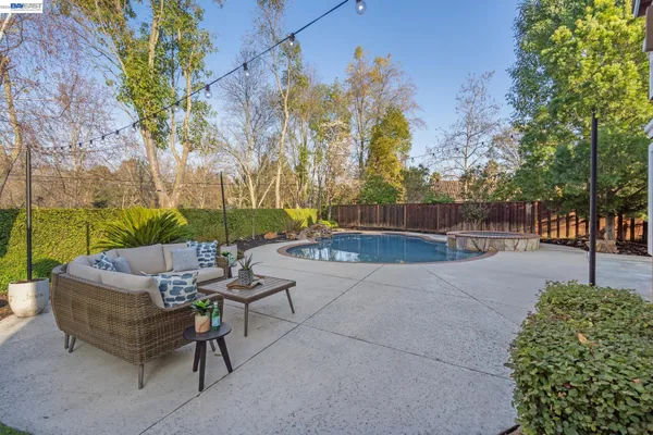 $1,899,000 | 334 Squirrel Ridge Way, Danville, CA 94506