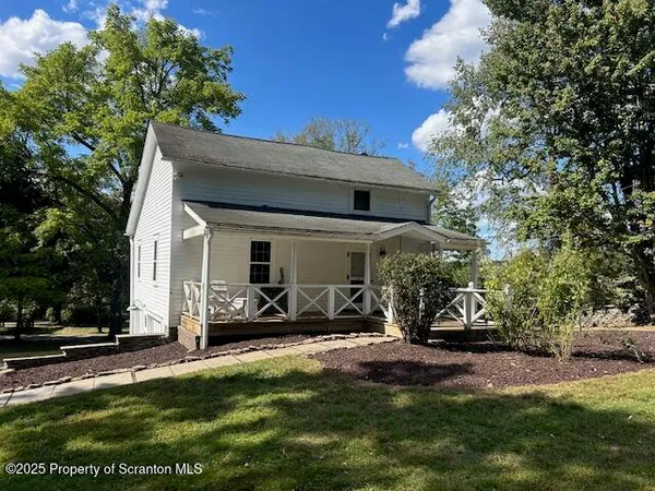 a view of a house with backyard