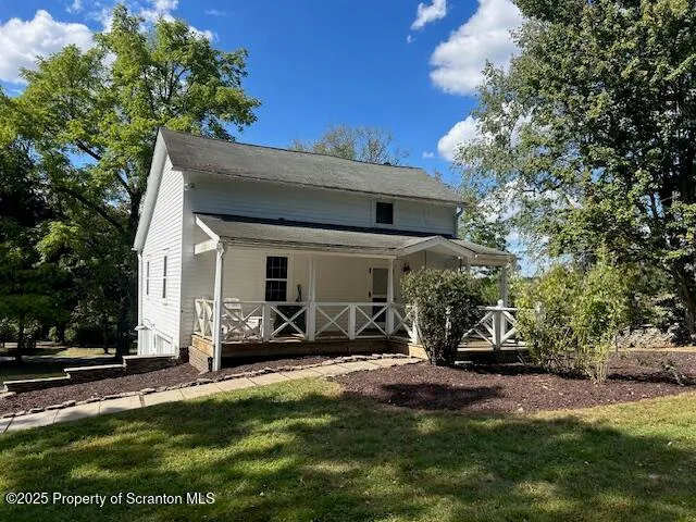 a view of a house with backyard