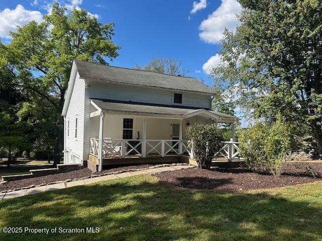 a view of a house with backyard