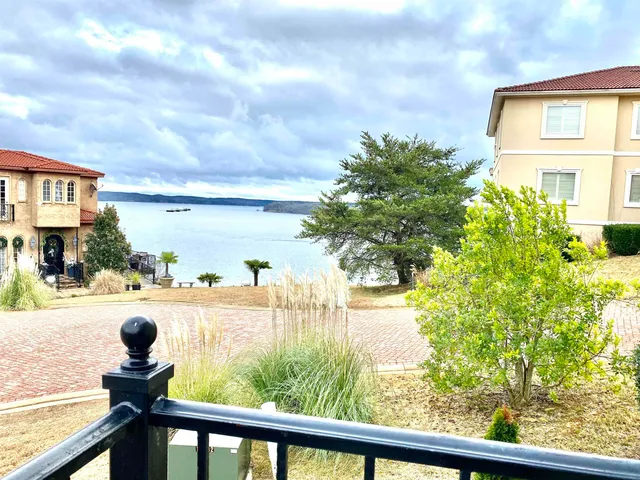 $699,000 | 405 Shipwatch Pnt, Savannah, TN 38372