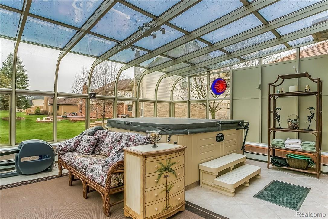 552 Buttercup Court Rochester, MI 48307 - Photo 23 of 73 023-Sun_Room-2639212-large.jpg