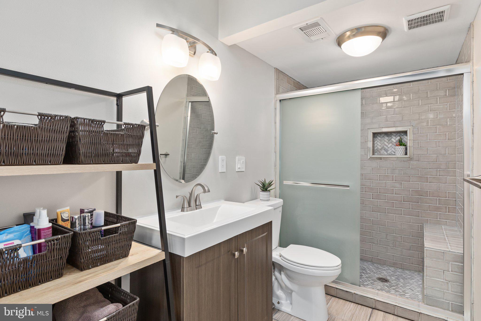 10 Brookfield Circle Sterling, VA 20164 - Photo 18 of 33 Primary Ensuite