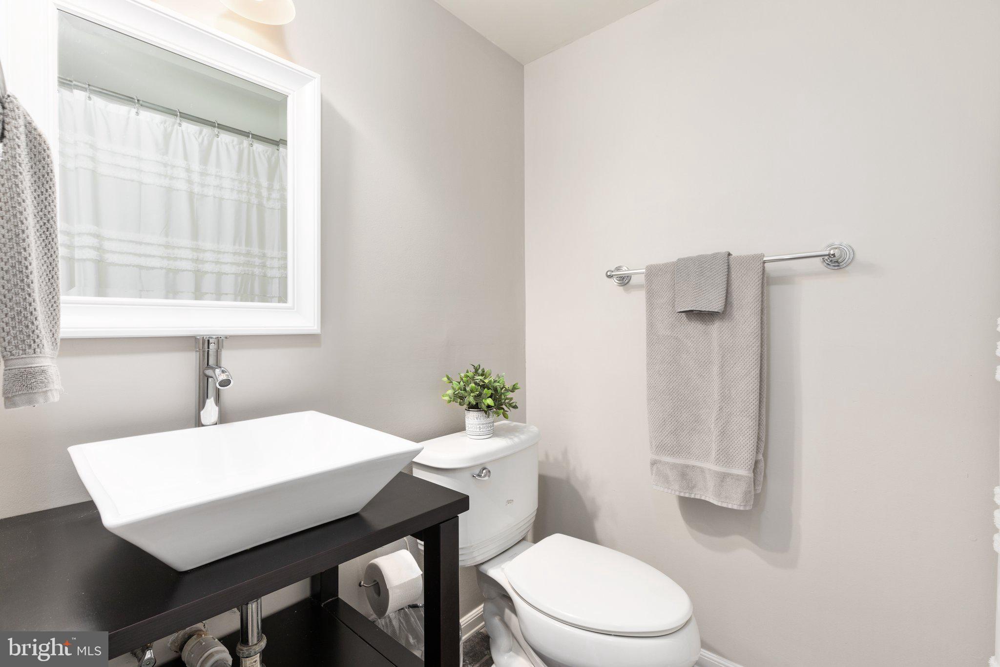 10 Brookfield Circle Sterling, VA 20164 - Photo 21 of 33 Main Level Full Bath