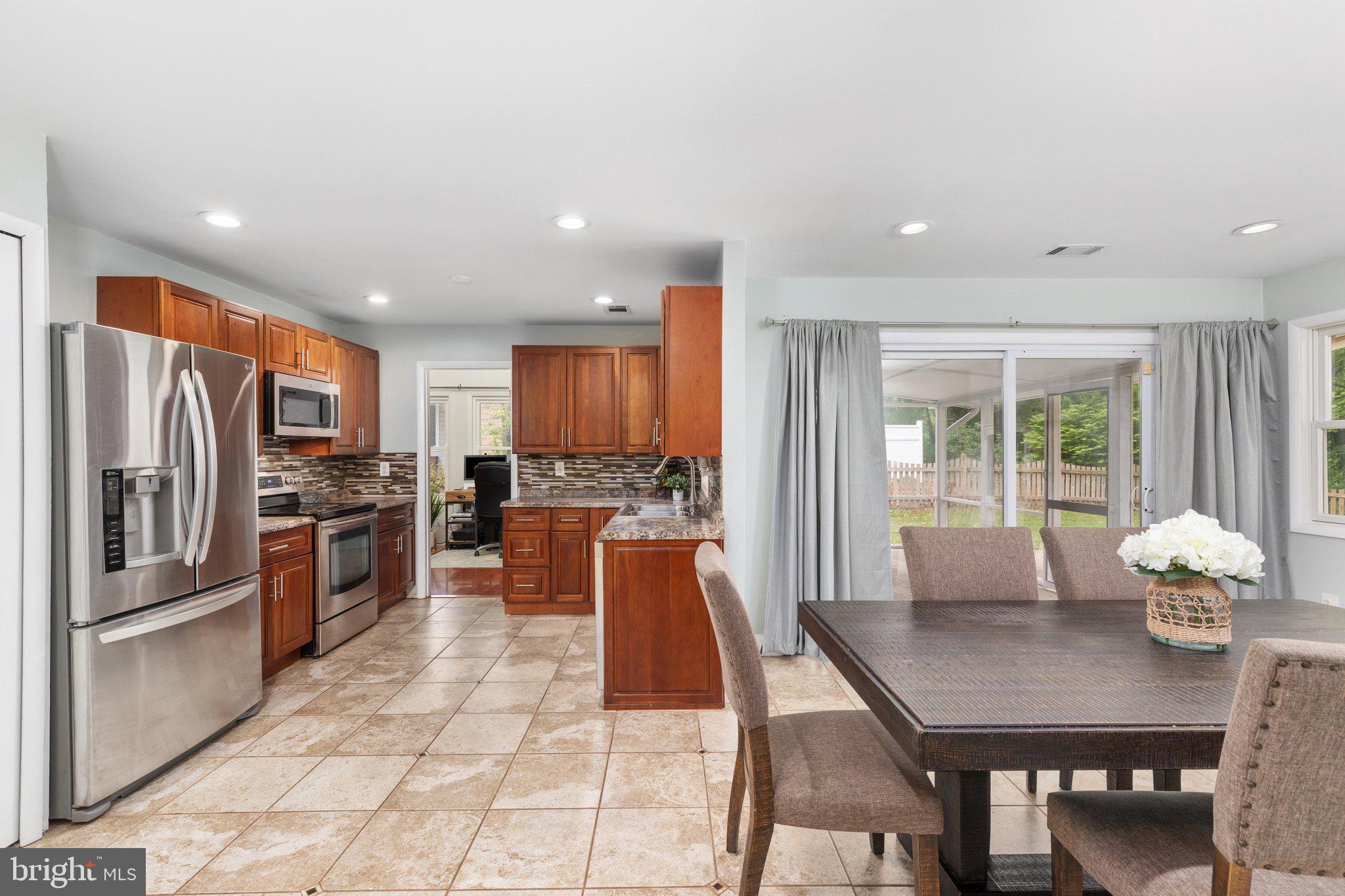 10 Brookfield Circle Sterling, VA 20164 - Photo 10 of 33 Beautifully updated Kitchen