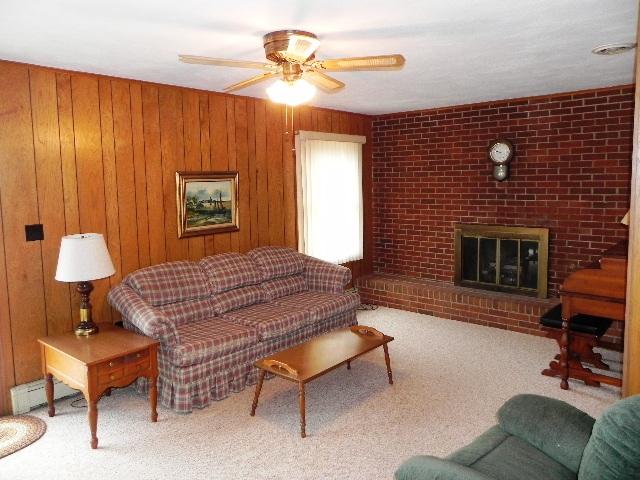 5811 Brahma Road Roanoke, VA 24018 - Photo 14 of 23 Family Room.JPG