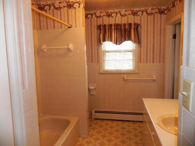 5811 Brahma Road Roanoke, VA 24018 - Photo 17 of 23 Master and Hall Bath 2.JPG