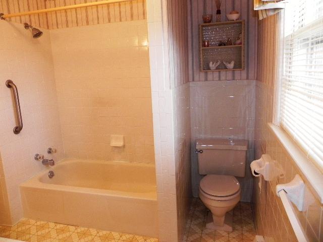 5811 Brahma Road Roanoke, VA 24018 - Photo 18 of 23 Master and Hall Bath.JPG
