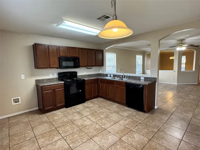 $1,650 | 1013 Warbler Cove, Hutto, TX 78634