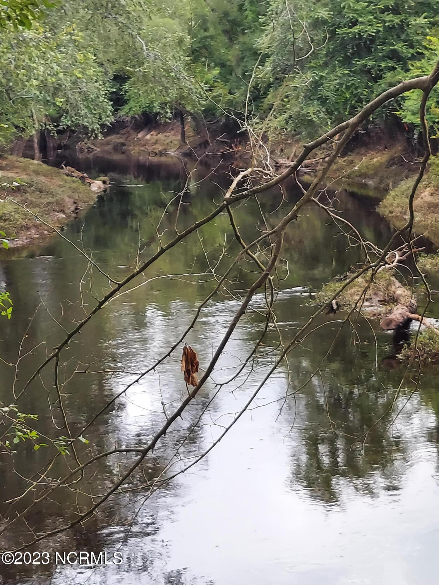 000RiverRd flowing river view