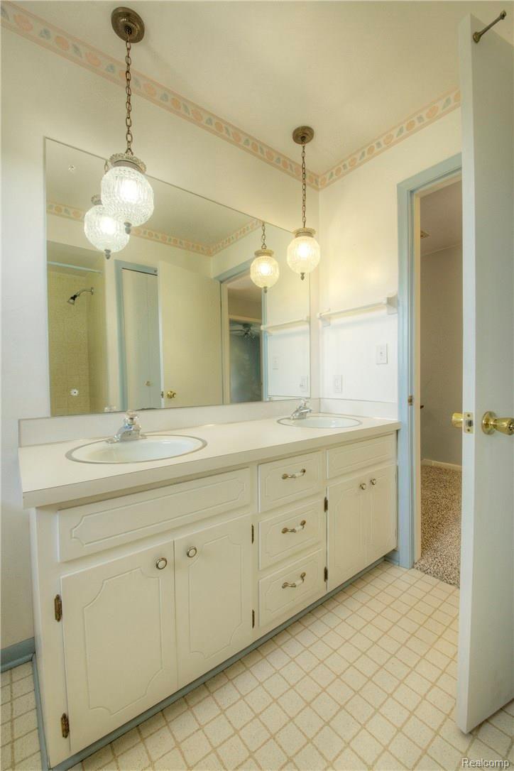 6263 Kings Pointe Road Grand Blanc, MI 48439 - Photo 29 of 41 930A1488_89_90.jpg