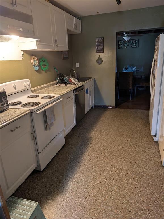 5610 Wilson Road Sanford, FL 32771 - Photo 5 of 10 a utility room with dryer and washer