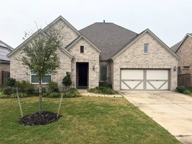 a view of a house with backyard and garden