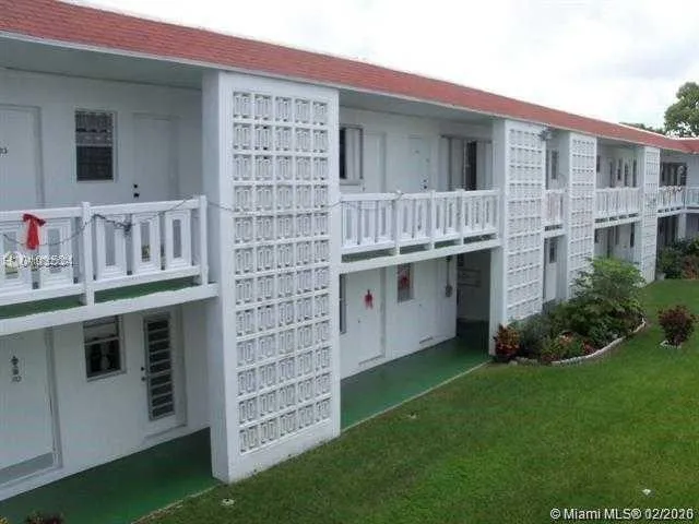 a view of front of a house with a yard