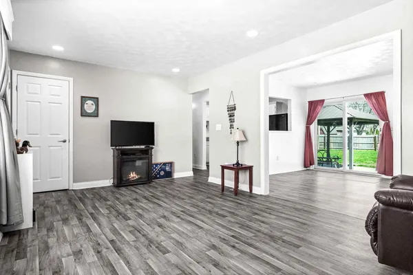 $161,900 | 610 Rayjon Drive, Oreana, IL 62554