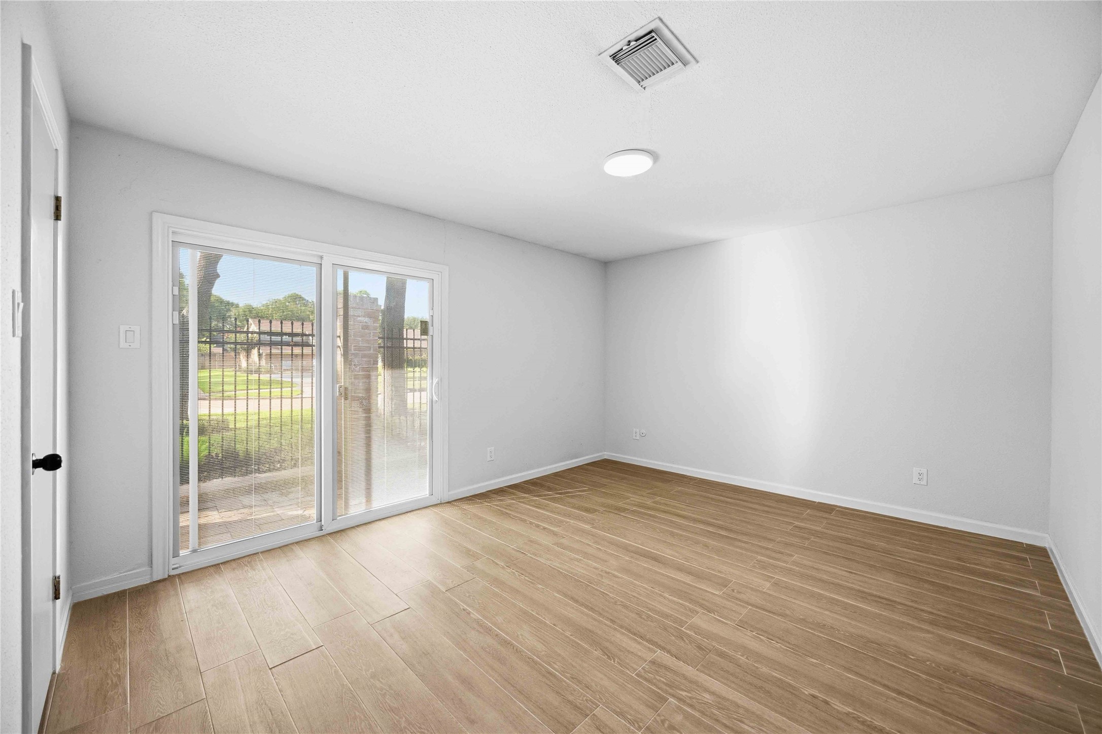 16202 Mill Point Drive Houston, TX 77059 - Photo 25 of 34