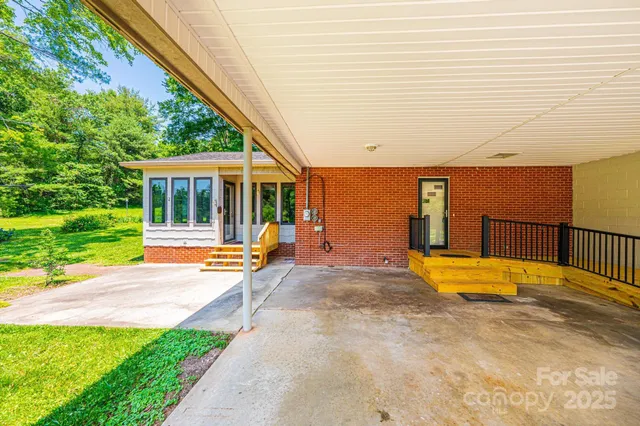 a view of a house with backyard and porch