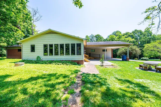 a view of a back yard