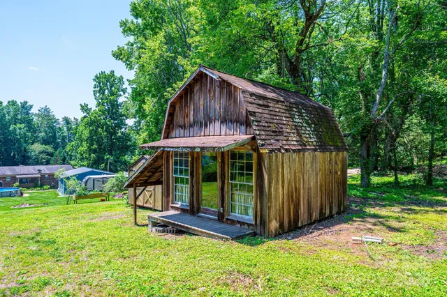 a view of a house with a backyard