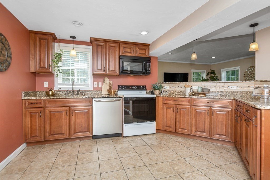 34 Springvale Road Reading, MA 01867 - Photo 6 of 35 Gallery Image 6
