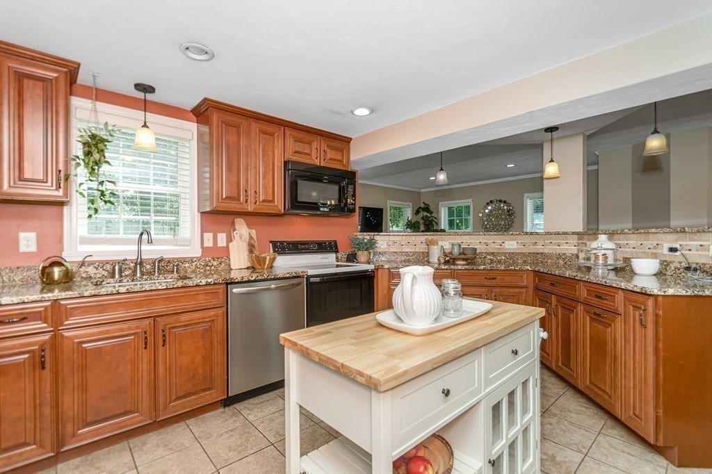 34 Springvale Road Reading, MA 01867 - Photo 8 of 35 Gallery Image 8