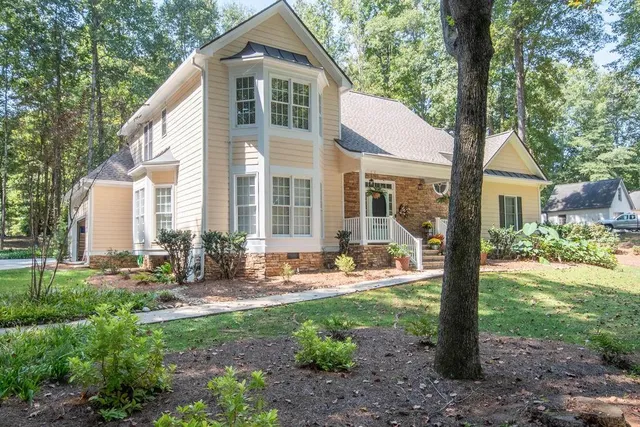 a view of a house with backyard and sitting area