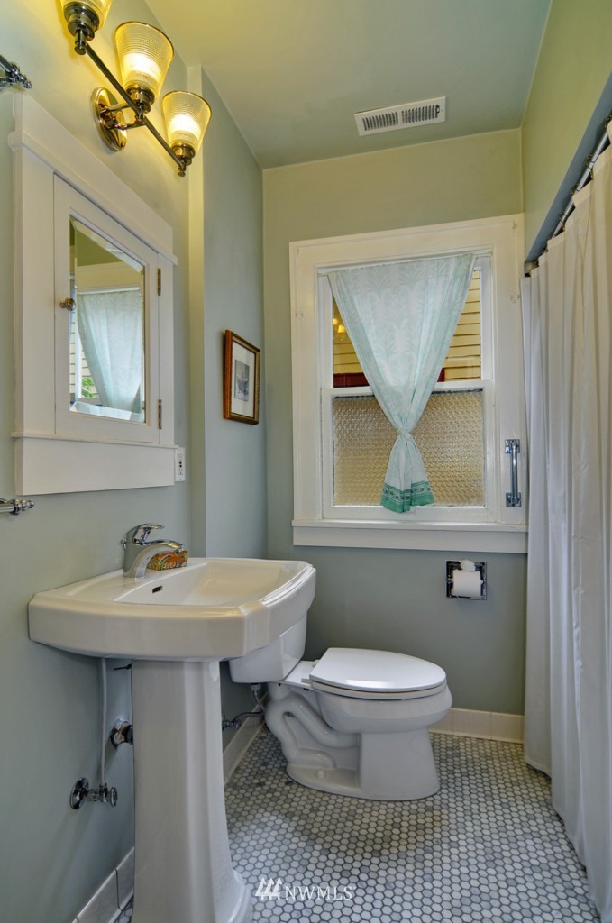 2105 North 57th Street Seattle, WA 98103 - Photo 7 of 15 Gallery Image 7