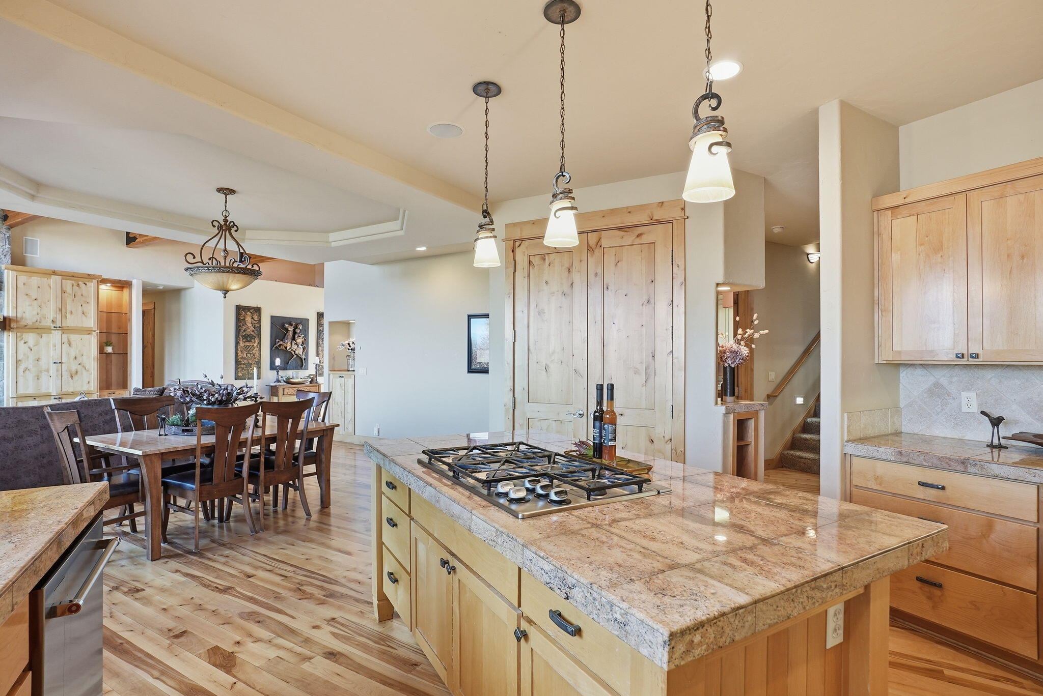 631 Sundance Ridge Court Redmond, OR 97756 - Photo 28 of 61 a kitchen with a stove a refrigerator and a dining table