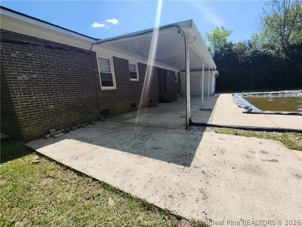 a view of a backyard
