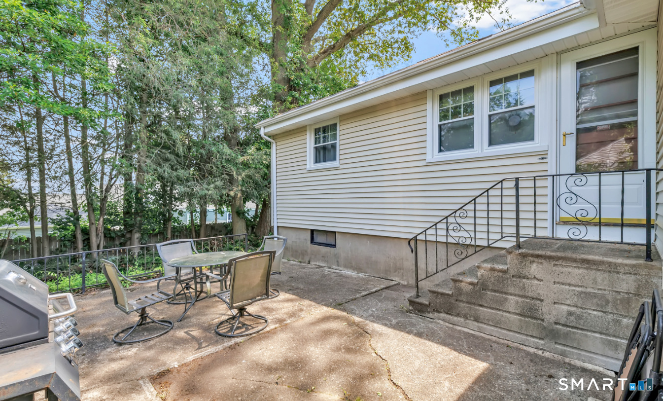 82 Crown Street Trumbull, CT 06611 - Photo 6 of 21