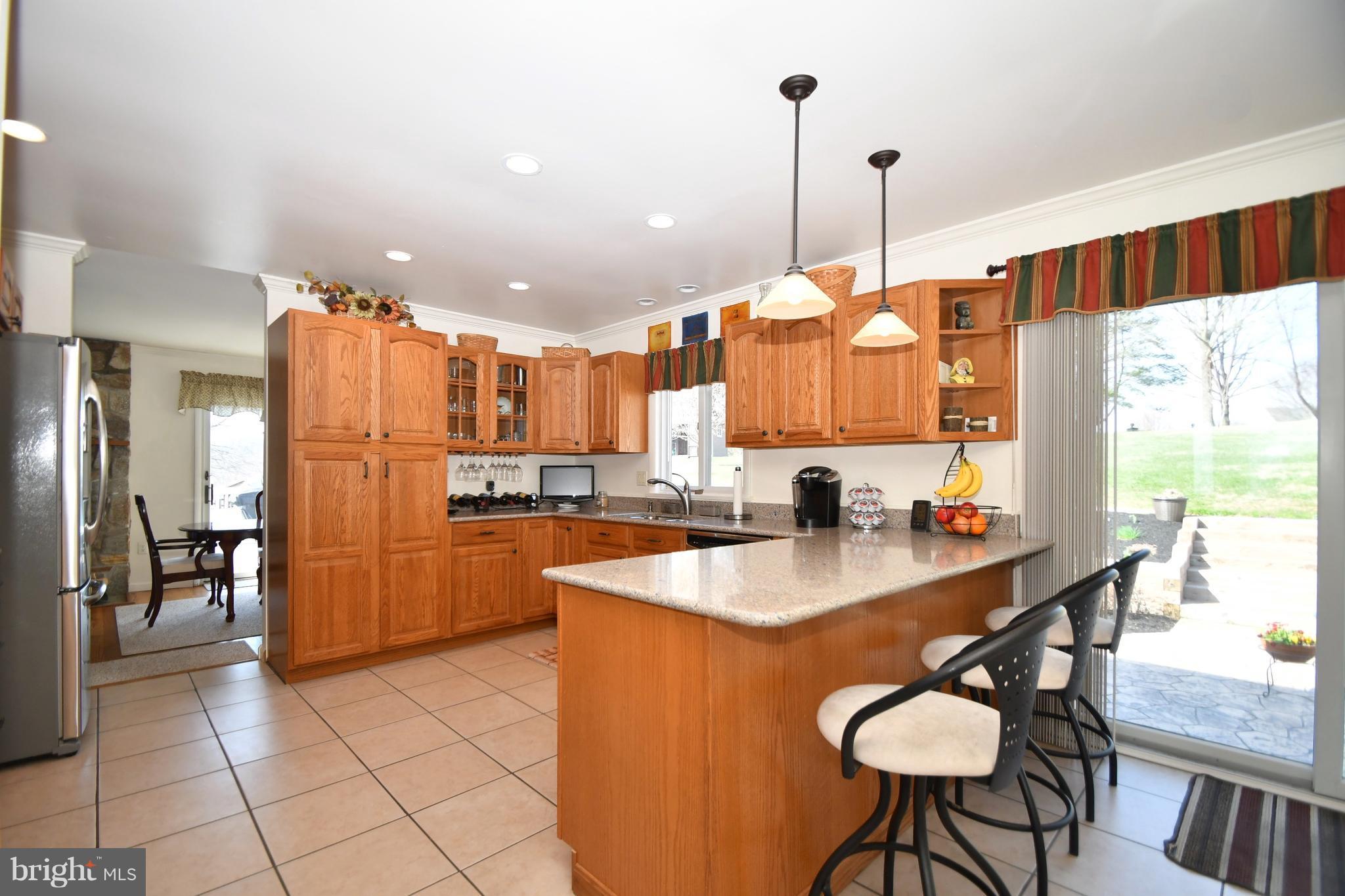 Kitchen w/Breakfast Bar & Silestone Counters