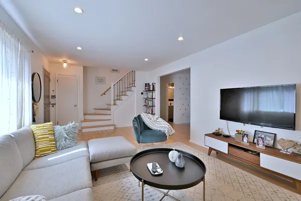 $2,900 | 7324 North Bell Avenue, Unit 3F, Chicago, IL 60645