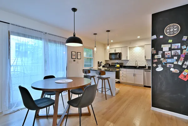 $2,900 | 7324 North Bell Avenue, Unit 3F, Chicago, IL 60645