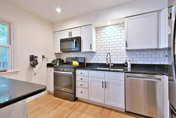 $2,900 | 7324 North Bell Avenue, Unit 3F, Chicago, IL 60645