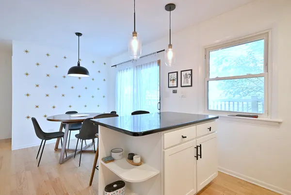 $2,900 | 7324 North Bell Avenue, Unit 3F, Chicago, IL 60645