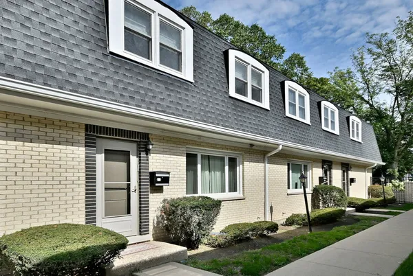 $2,900 | 7324 North Bell Avenue, Unit 3F, Chicago, IL 60645