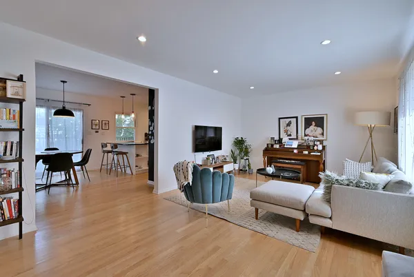 $2,900 | 7324 North Bell Avenue, Unit 3F, Chicago, IL 60645