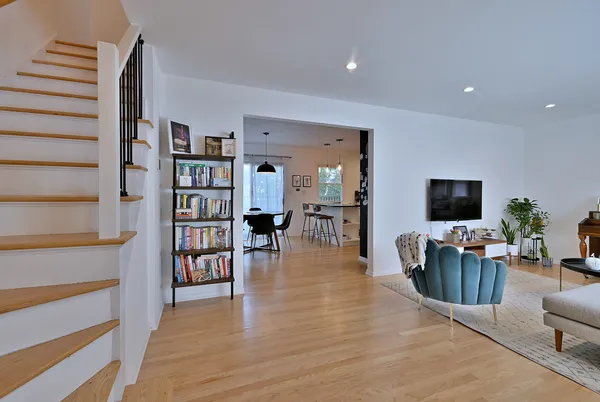 $2,900 | 7324 North Bell Avenue, Unit 3F, Chicago, IL 60645