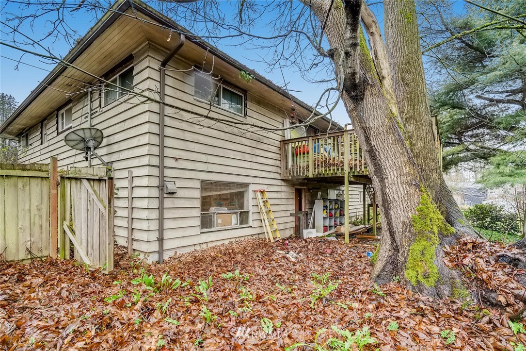 11526 Southeast Petrovitsky Road Renton, WA 98055 - Photo 27 of 28 a backyard of a house