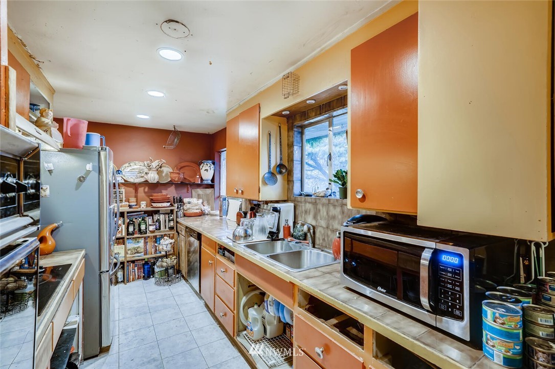 11526 Southeast Petrovitsky Road Renton, WA 98055 - Photo 9 of 28 a kitchen with stainless steel appliances granite countertop a stove and cabinets