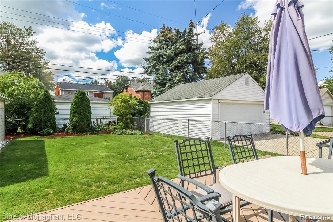 1605 Prestwick Road Grosse Pointe, MI 48236 - Photo 38 of 46 038-Deck-4743228-medium.jpg