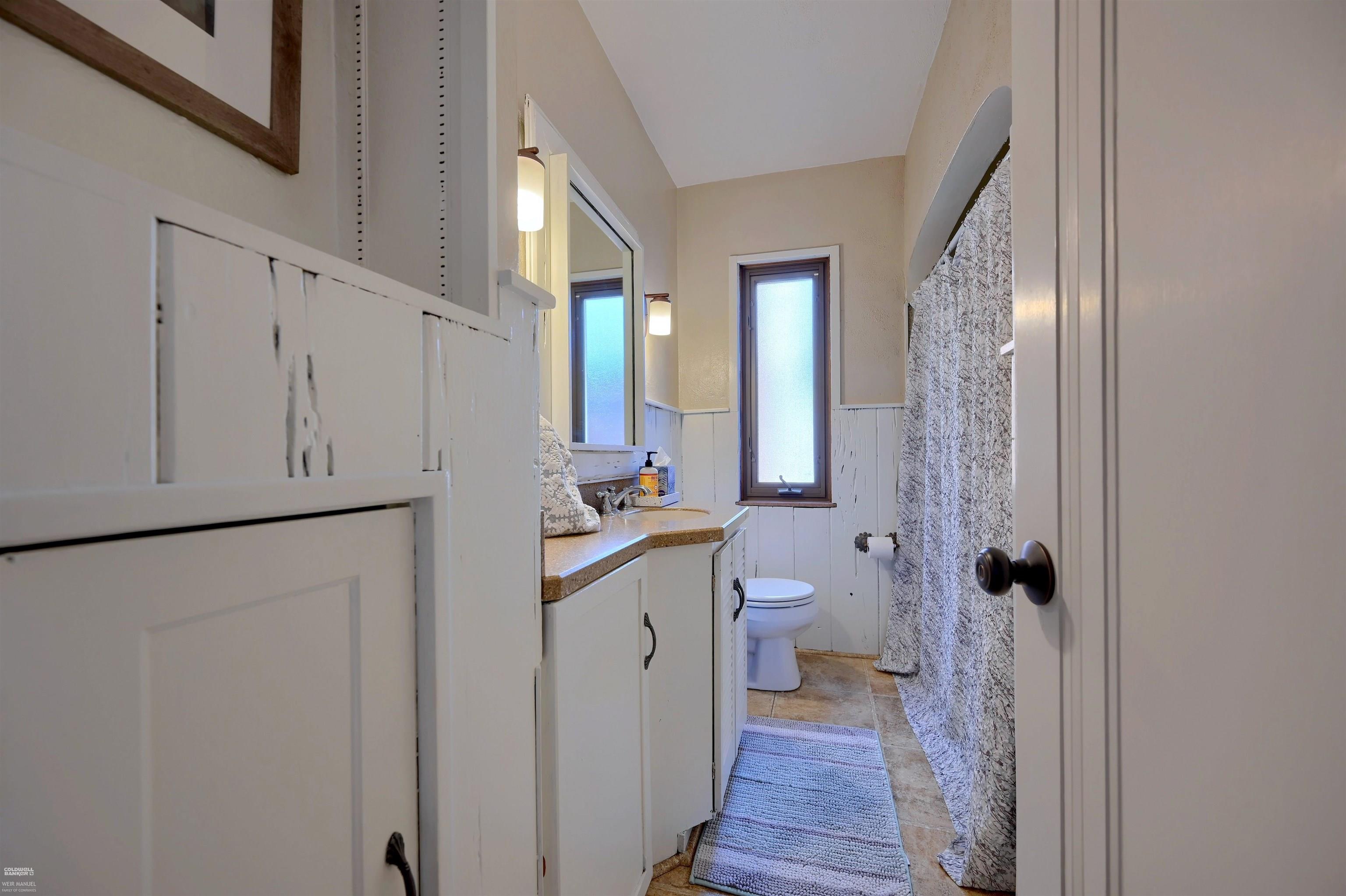 1496 Roslyn Road Grosse Pointe Woods, MI 48236 - Photo 17 of 36