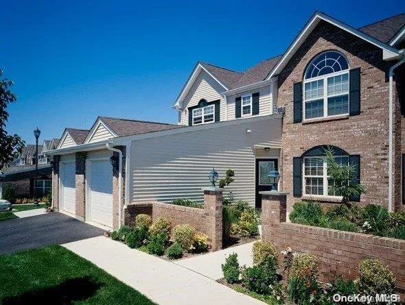 $3,445 | 185 Overlook Drive, Unit 185, Farmingville, NY 11738