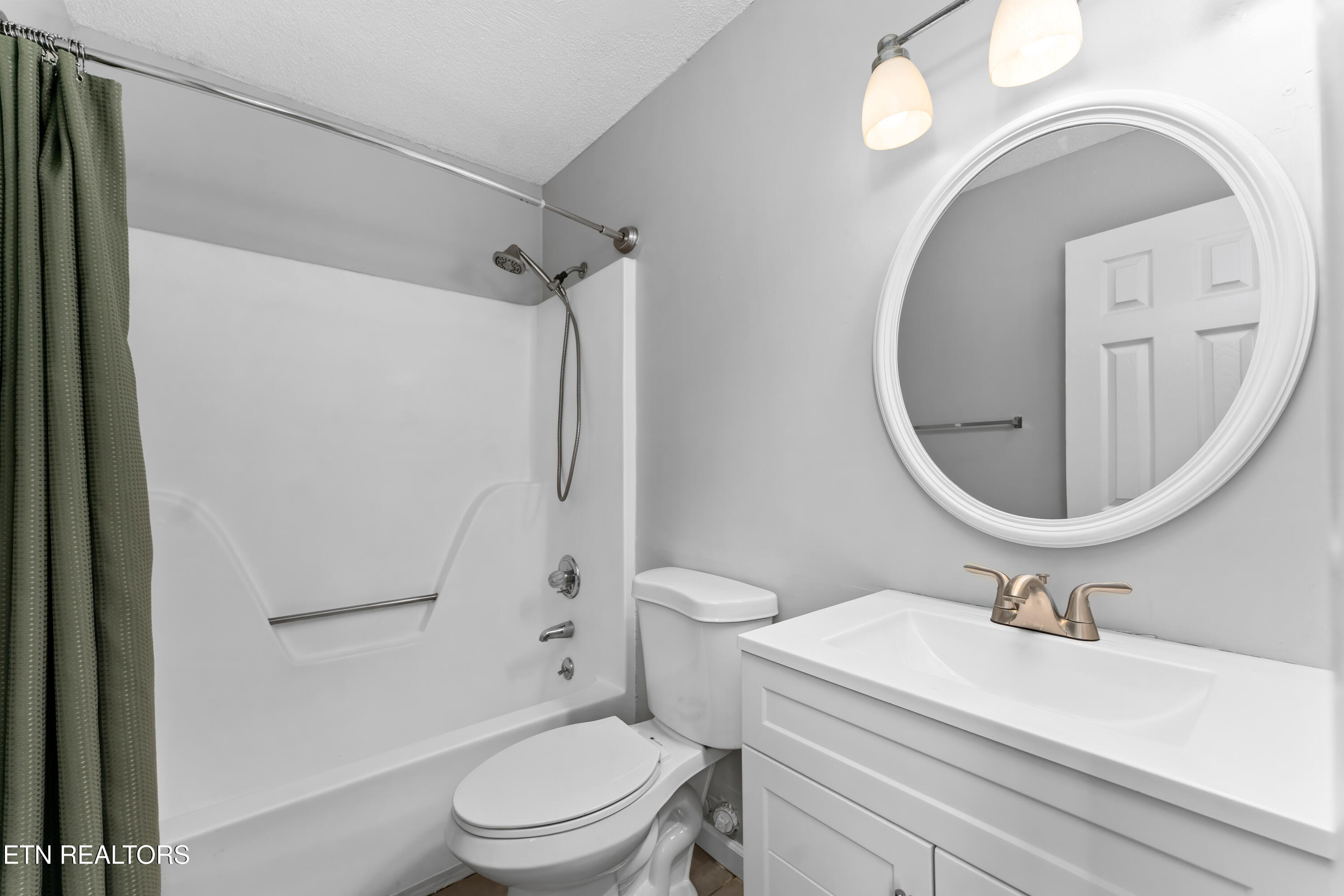 2702 Sood Road, Unit 3 Knoxville, TN 37921 - Photo 13 of 30 Main Level Full Bath