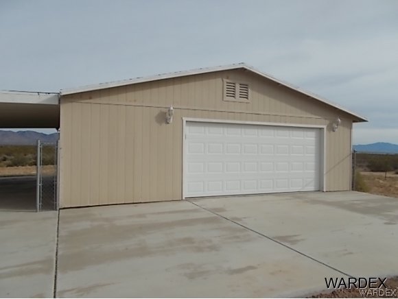 5778 Hoover Road Golden Valley, AZ 86413 - Photo 25 of 36 garage
