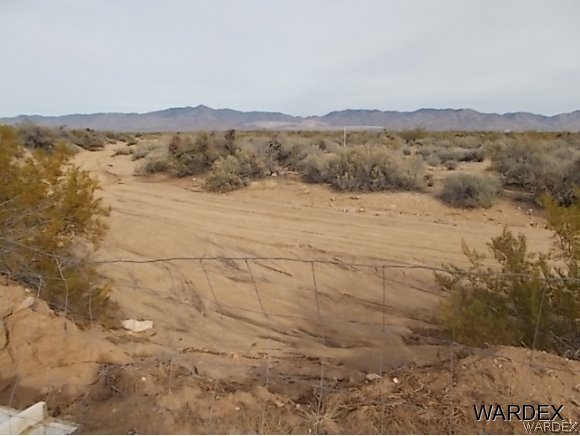 5778 Hoover Road Golden Valley, AZ 86413 - Photo 34 of 36 wash through backyard