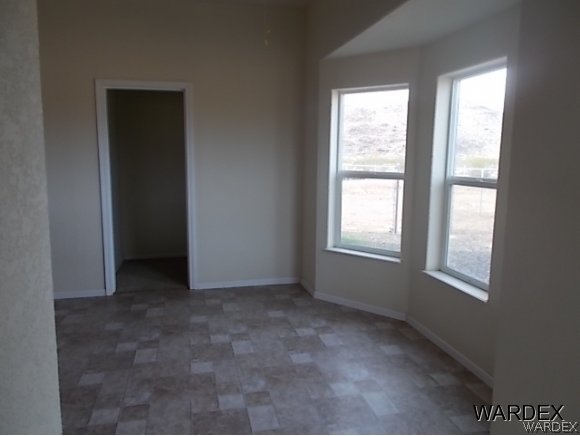 5778 Hoover Road Golden Valley, AZ 86413 - Photo 8 of 36 casual dining area
