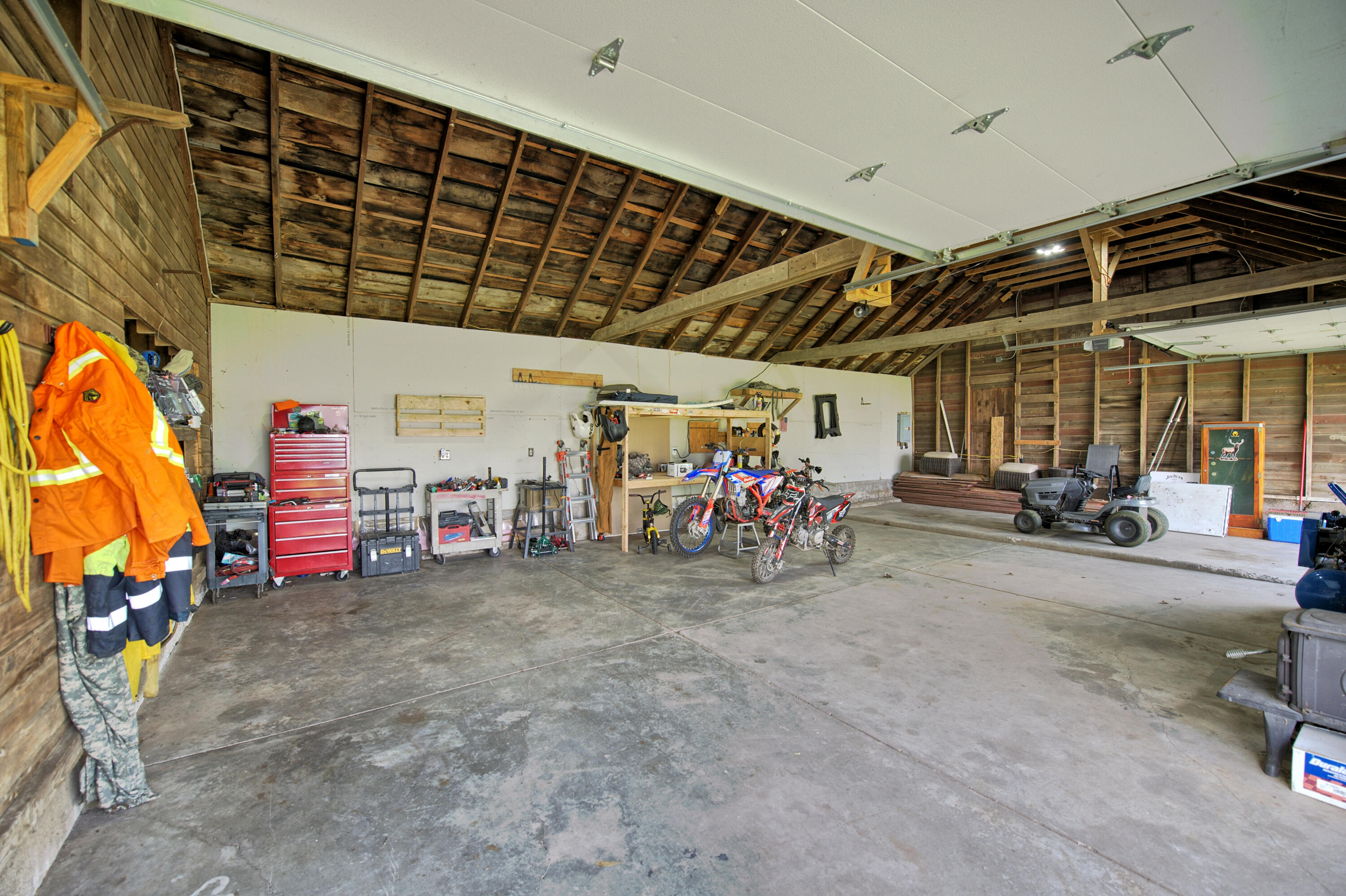8250 Oneida Road Grand Ledge, MI 48837 - Photo 36 of 55 Garage